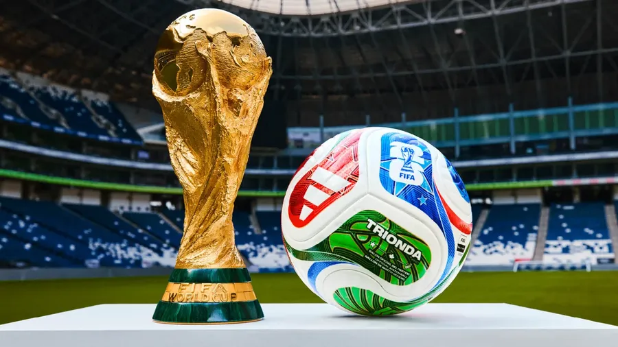Troféu da Copa do Mundo e a bola TRIONDA