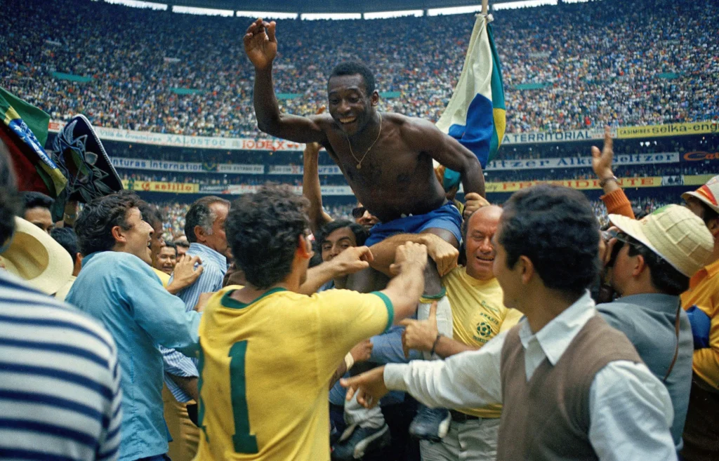 Pelé festeja o tricampeonato, no México
