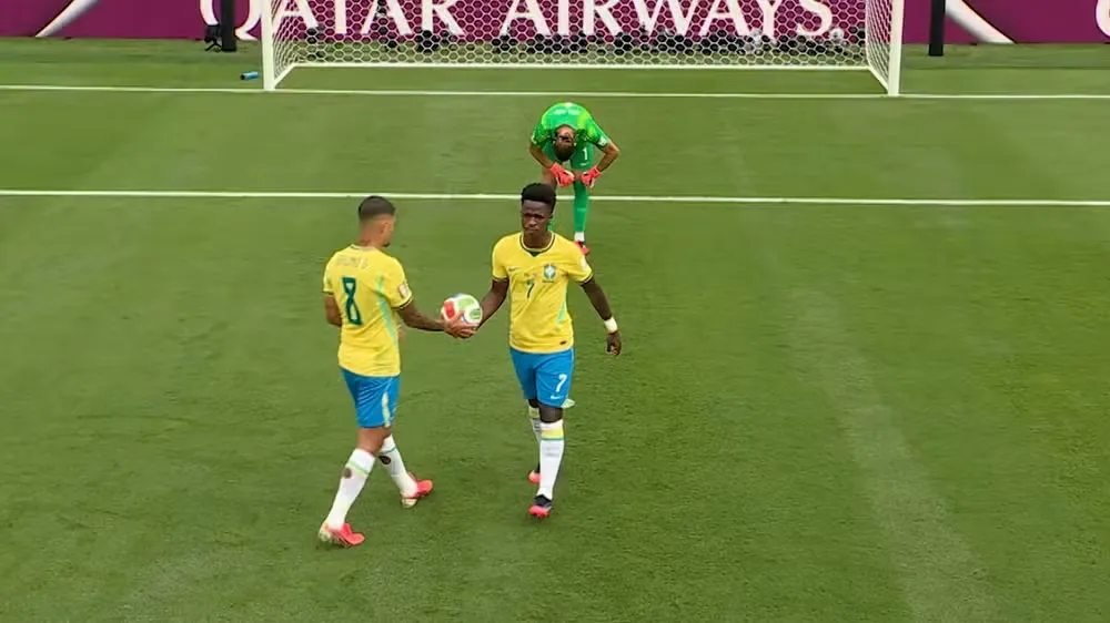 Vini Jr entrega a bola
