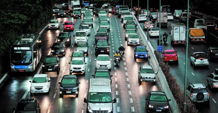adesivo de campanha eleitoral em carro