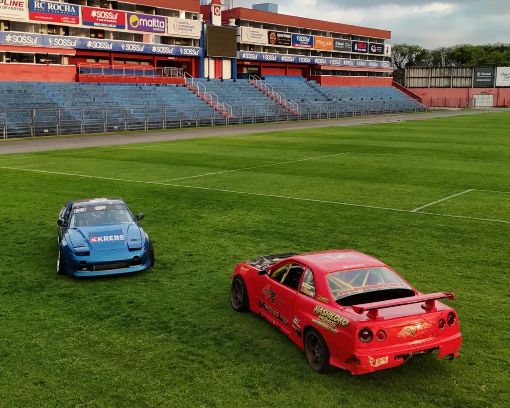 Os carros e o tradicional estádio do Paraná Clube